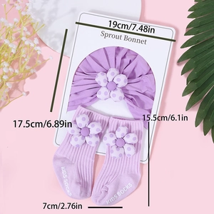 Vue détaillée du bonnet en coton violet pour nouveau-né et des chaussettes à fleurs