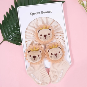 Detail of baby cotton headband and anti-slip socks set with cute 3D lion character
