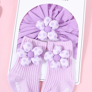 Ensemble bonnet turban et chaussettes pour bébé lavande avec détails fleurs à pois