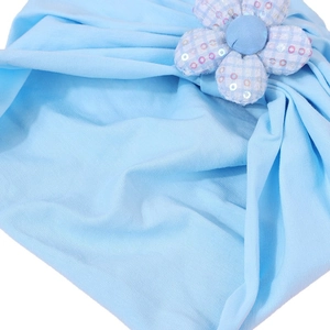 Hellblaue Baby-Baumwollturban-Mütze mit einer funkelnden Pailletten-Karoblume dekoriert