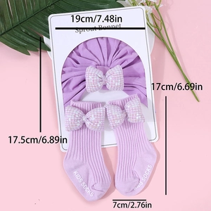 Set berretto e calzini in cotone viola con grandi fiocchi di paillettes rosa per neonati