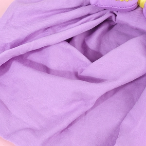 Primer plano detallado de la diadema de punto morada suave para bebé con un lazo