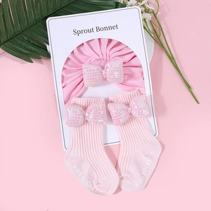 Set neonato in cotone rosa con fiocchi di paillettes, fascia e calzini lavorati