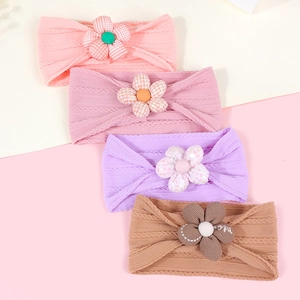 Lot de quatre bandeaux élastiques pour bébé avec fleurs décoratives en tissus variés