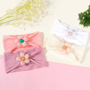 Bandeaux bébé en maille gaufrée avec appliqués floraux dans des tons pastel doux et variés