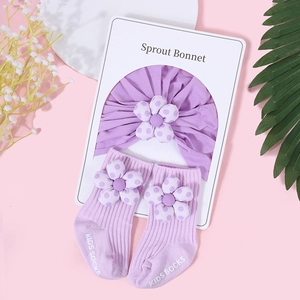 Détail de l'ensemble bonnet et chaussettes bébé lilas avec fleurs 3D à pois