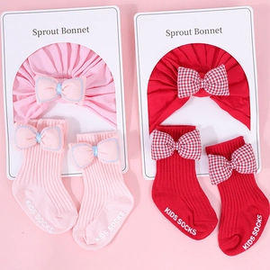 Set de regalo para recién nacidos con gorros y calcetines rosa y rojo con lazos