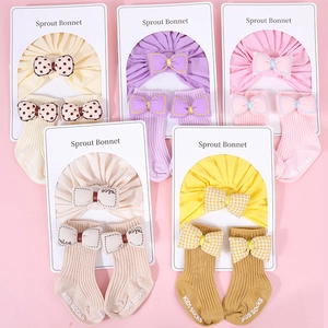 Set de gorro y calcetines para recién nacido con lazos en cinco colores pastel