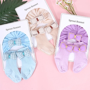 Conjunto de gorro turbante y calcetines para recién nacido en tres colores con tarjetas regalo