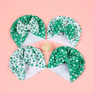 Lot de quatre bonnets de bébé pour la Saint-Patrick avec imprimés trèfles verts