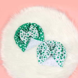 Détail de turbans pour bébé en maille gaufrée avec motifs trèfles et nœuds