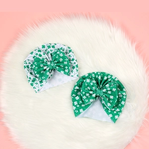Détail de bonnets pour bébé avec motifs trèfle de la Saint-Patrick et grands nœuds