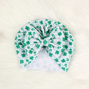 Détail du bonnet turban pour bébé avec motifs trèfles et grand nœud pour la Saint-Patrick