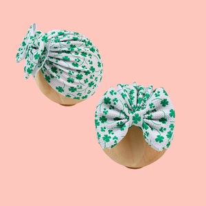 Détail d'un bandeau gaufre pour bébé avec trèfles verts pour la Saint-Patrick