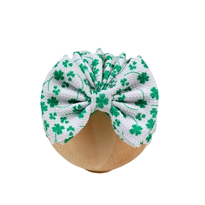 Bandeau bébé en tissu gaufre avec imprimés trèfles verts et un grand nœud élégant