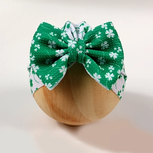 Bandeau bébé avec nœud trèfle vert et texture gaufrée pour la Saint-Patrick