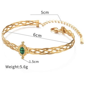 Détail du bracelet tissé en or 18 carats avec pierre malachite verte et chaîne réglable