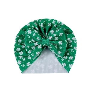Bonnet turban bébé vert pour la Saint-Patrick avec trèfles blancs et grand nœud