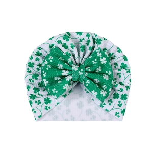 Détail du bonnet turban pour bébé avec texture gaufrée et motif trèfle vert