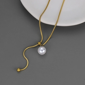 Collier chaîne serpent dorée minimaliste avec perle pendante et détails glands