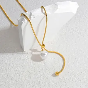 Élégant collier chaîne serpent dorée avec perle et gland sur base en pierre