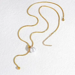 Collier élégant en maille serpent dorée avec pompon en perle et pendentif minimaliste
