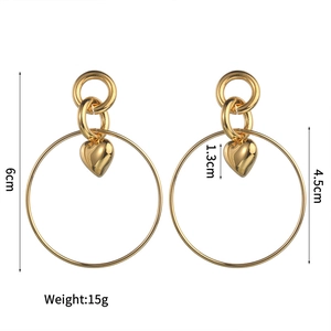 Vue détaillée des boucles d'oreilles dorées à cercles avec pendentif cœur et dimensions