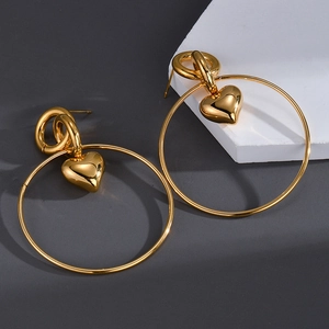 Créoles dorées minimalistes avec d'élégants pendentifs en forme de cœur 3D pour femmes