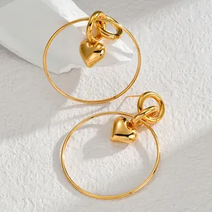 Boucles d'oreilles créoles dorées avec pendentifs cœur et design métallique poli multicouche