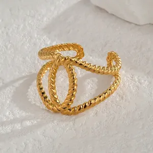 Détail de la bague double couche dorée avec design torsadé et taille ajustable