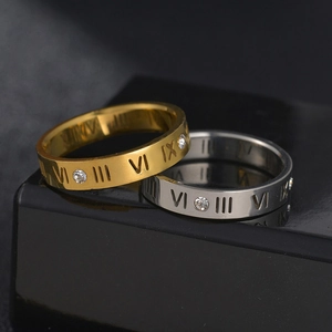 Anillo minimalista de acero de titanio con números romanos y cristales incrustados