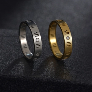 Anillos de pareja de acero de titanio con números romanos calados y circón en oro y plata