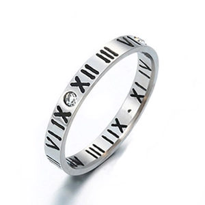 Anillo minimalista de acero titanio plateado con números romanos y tres diamantes