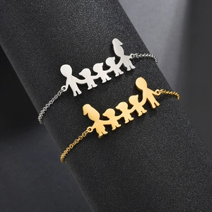Minimalistisches Familien-Armband in Gold und Silber auf einem schwarzen Displayständer