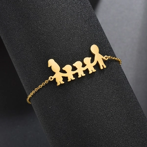 Makroansicht der Gold-Familienanhänger-Armband auf schwarzem Zylinder-Displayständer