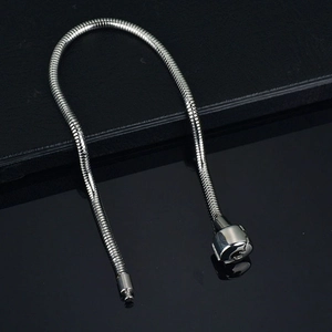 Pulsera de cadena de serpiente de acero inoxidable plateado con acabado brillante sobre negro
