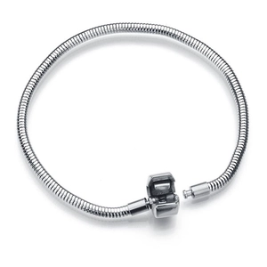 Pulsera de cadena de serpiente minimalista en plata con cierre de barril