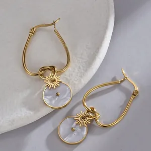 Orecchini in acciaio inossidabile placcato oro 14K con pendenti a disco in madreperla bianca