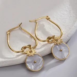 Orecchini a cerchio in acciaio inossidabile placcati oro 14K con pendente a disco in madreperla