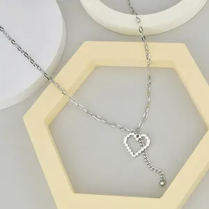 Dettaglio della collana cuore pixel 8-bit argento con design cavo su supporto geometrico