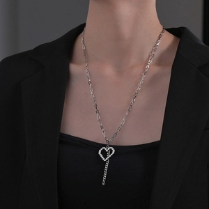 Collana minimalista in acciaio inossidabile argento con pendente a cuore pixelato su modella