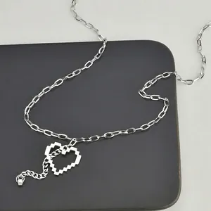 Collana minimalista in acciaio inossidabile con cuore pixel e maglie geometriche nere