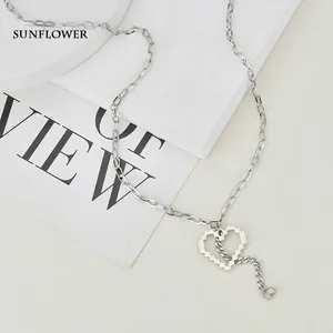Collana minimalista in acciaio inossidabile argento con ciondolo a cuore pixel su sfondo bianco