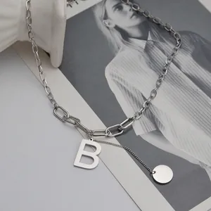 Collier minimaliste en acier inoxydable argenté avec pendentif lettre B et petite plaque
