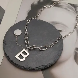 Collier minimaliste en acier titane argenté avec pendentif lettre B et petite plaque ronde