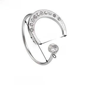 Détail macro de la bague lune en argent avec pierres en zircone et diamant rond brillant