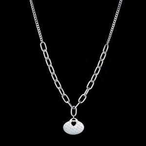 Collier en acier inoxydable avec pendentif cœur ajouré sur une chaîne asymétrique