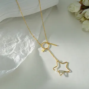 Elegante goldene Y-Halskette mit hohlen Sternanhängern und weißen Perlenakzenten