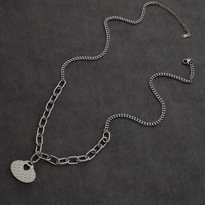 Collier moderne en acier inoxydable argenté avec chaîne trombone asymétrique et pendentif cœur