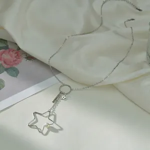 Minimalistische silberne Sternenkette mit Perle auf Seidenhintergrund für Damen